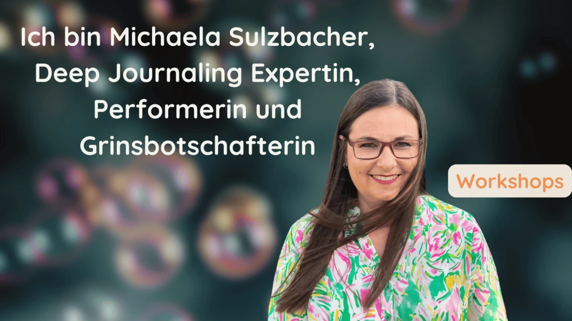 Michaela Sulzbacher lächelt im bunten Kleid mit vom Wind verwehten Haaren, im Hintergrund Seifenblasen