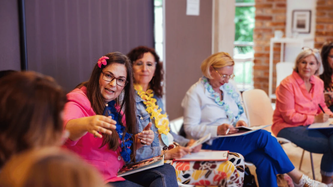 Mitten im Workshop. Michaela Sulzbacher sitzt im Halbkreis mit ihren Teilnehmerinnen und gibt wertvolle Impulse an sie weiter.
