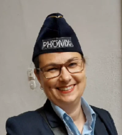Michaela-ist-im Kostüm-mit-Kappe-auf-der-Phönix-steht. Im-Theater. Auf-der-Bühne